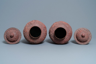 Une paire de vases couverts en laque rouge, marque de Zhengde, Qing