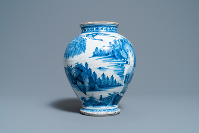 An early Dutch or English Delftware chinoiserie jar, 3rd quarter 17th C.