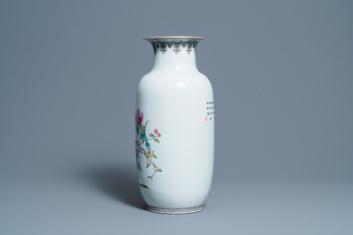 Un vase en porcelaine de Chine famille rose, marque de Zhong Guo Jingdezhen Zhi, R&eacute;publique