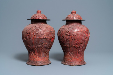 Une paire de vases couverts en laque rouge, marque de Zhengde, Qing