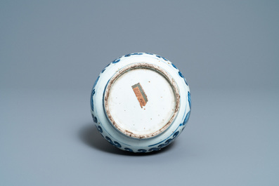 Een Chinese blauw-witte flesvormige 'zeedraken' vaas, Wanli