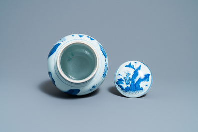 Un pot couvert en porcelaine de Chine en bleu et blanc &agrave; d&eacute;cor de figures dans un paysage, &eacute;poque Transition