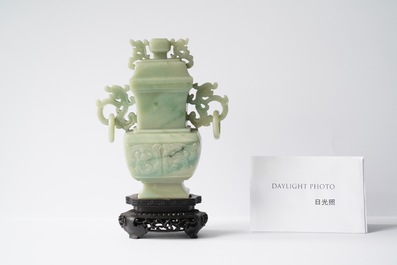 Un vase couvert en jade sculpt&eacute;, Chine, Qing