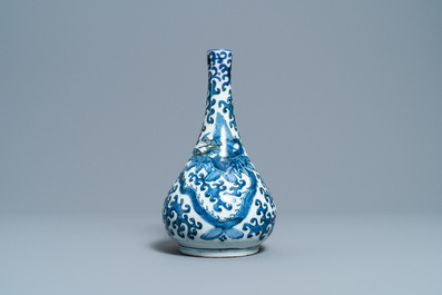 Un vase de forme bouteille en porcelaine de Chine en bleu et blanc &agrave; d&eacute;cor de dragons de mer, Wanli