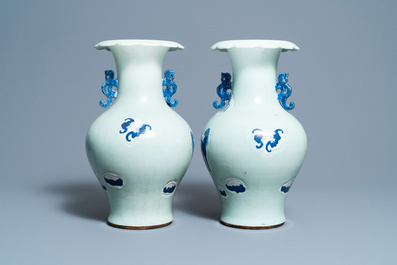 Een paar Chinese blauw-witte celadon vazen met paarden, 19e eeuw