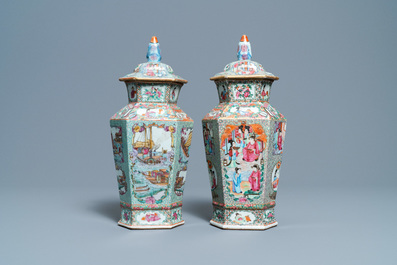 Twee Chinese zeshoekige Canton famille rose dekselvazen, 19e eeuw