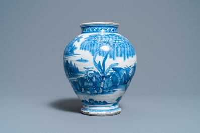 Un pot en fa&iuml;ence de Delft en bleu et blanc &agrave; d&eacute;cor de chinoiserie, Pays-Bas ou Angleterre, 3&egrave;me quart du 17&egrave;me