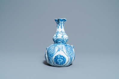 Een Chinese blauw-witte 'granaatappel' kendi, Wanli