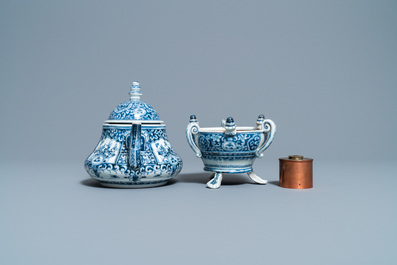 Une tr&egrave;s rare th&eacute;i&egrave;re sur r&eacute;chaud en porcelaine Arita en bleu et blanc dans le style de Delft, Japon, Edo, ca. 1750