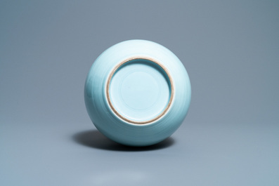 Un vase de forme bouteille en porcelaine de Chine clair de lune monochrome &agrave; d&eacute;cor incis&eacute;, 19/20&egrave;me