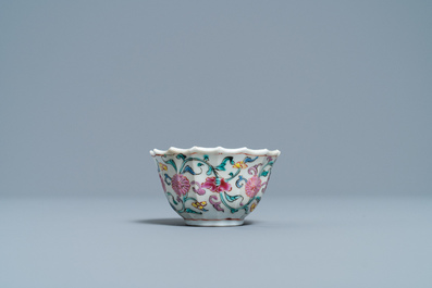 Une tasse et soucoupe de forme lob&eacute;e en porcelaine de Chine famille rose, Yongzheng