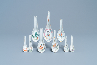 Nineteen Chinese famille rose and qianjiang cai spoons with figures, 19/20th C.