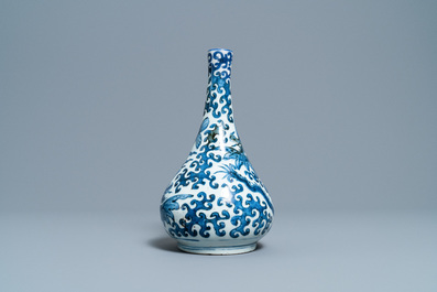 Een Chinese blauw-witte flesvormige 'zeedraken' vaas, Wanli