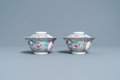 Une paire de bols couverts en porcelaine de Chine famille rose &agrave; d&eacute;cor de coqs, Yongzheng