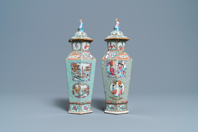 Deux vases couverts de forme hexagonale en porcelaine de Chine famille rose de Canton, 19&egrave;me