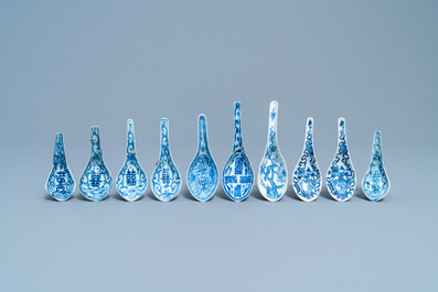 Veertien Chinese blauw-witte en ijzerrode lepels, Jiaqing, Daoguang en Tongzhi merk en periode en 20e eeuw