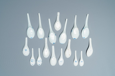 Seventeen Chinese blue and white spoons, 19/20th C.
