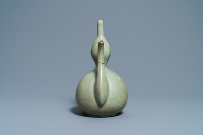Een Koreaanse ingelegde celadon steengoed schenkkan, wellicht Goryeo, 13/14e eeuw