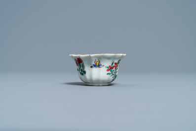 Une tasse et soucoupe de forme lob&eacute;e en porcelaine de Chine famille rose &agrave; d&eacute;cor de coqs, Yongzheng