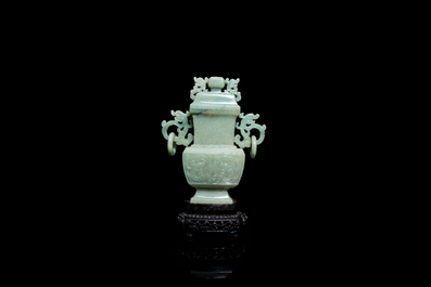 Een Chinese jade dekselvaas, Qing