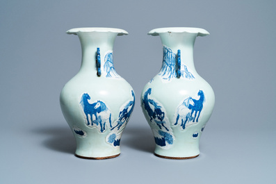 Een paar Chinese blauw-witte celadon vazen met paarden, 19e eeuw