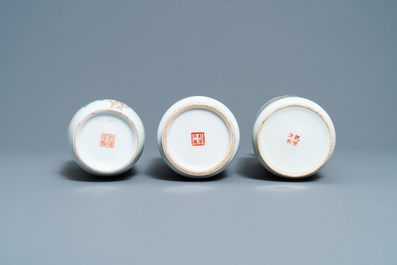 Trois vases de forme rouleau en porcelaine de Chine famille rose, R&eacute;publique