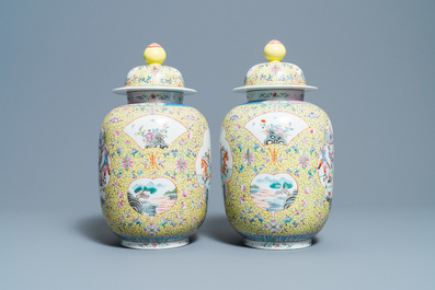 Une paire de vases couverts en porcelaine de Chine famille rose &agrave; fond jaune, marque de Guangxu, R&eacute;publique