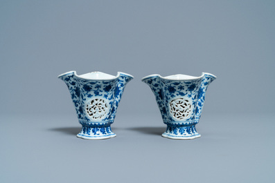 Een paar zeldzame Chinese blauw-witte drielobbige dubbelwandig opengewerkte libation cups, Qianlong