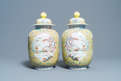 Une paire de vases couverts en porcelaine de Chine famille rose &agrave; fond jaune, marque de Guangxu, R&eacute;publique