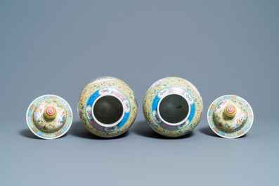 Une paire de vases couverts en porcelaine de Chine famille rose &agrave; fond jaune, marque de Guangxu, R&eacute;publique