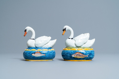 Une paire de beurriers couverts en forme de cygne en fa&iuml;ence polychrome de Delft, 18&egrave;me