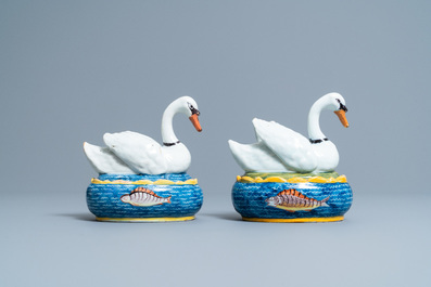 Une paire de beurriers couverts en forme de cygne en fa&iuml;ence polychrome de Delft, 18&egrave;me