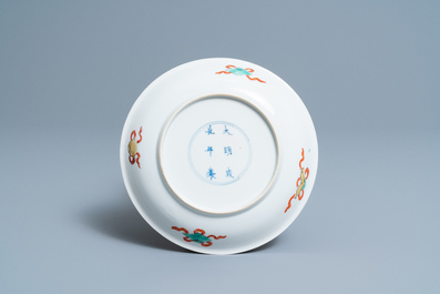 Une coupe en porcelaine de Chine famille verte, marque de Chenghua, Kangxi