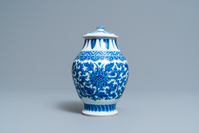 Un pot couvert en porcelaine de Chine en bleu et blanc &agrave; d&eacute;cor de rinceaux de lotus, &eacute;poque Transition