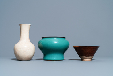 Un vase en porcelaine de Chine &agrave; fond craquel&eacute;, un vase en turquoise monochrome et un bol &eacute;maill&eacute; brun, Qing