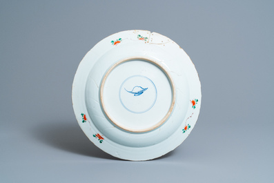 Huit plats en porcelaine de Chine en bleu et blanc, famille rose et famille verte, Kangxi et apr&egrave;s