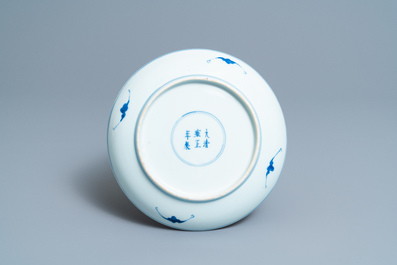 Une assiette en porcelaine de Chine en bleu et blanc &agrave; d&eacute;cor d'un dragon et d'un qilin, marque et &eacute;poque de Yongzheng