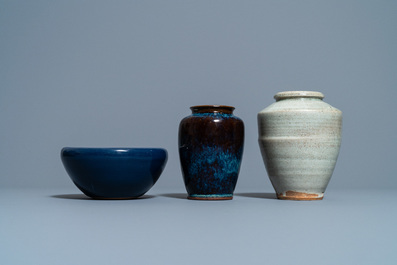 Un vase en porcelaine de Chine flamb&eacute;, un vase en couleur cr&egrave;me monochrome et un br&ucirc;le-parfum bleu monochrome, Qing