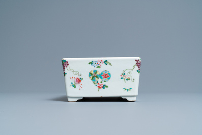 Une jardin&egrave;re de forme rectangulaire en porcelaine de Chine famille rose, marque et &eacute;poque de Guangxu