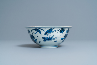Een Chinese blauw-witte kom met mandarijneenden, Chenghua merk, Wanli