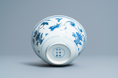 Un bol en porcelaine de Chine en bleu et blanc, marque de Chenghua, Wanli