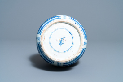 Een Chinese flesvormige blauw-witte vaas met floraal decor, Kangxi