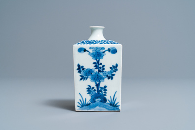 Une bo&icirc;te &agrave; th&eacute; en porcelaine Kakiemon en bleu et blanc, Japon, Edo, 17/18&egrave;me
