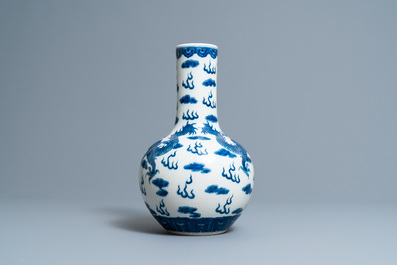 Een Chinese blauw-witte flesvormige 'draken' vaas, Yongzheng merk, 19e eeuw