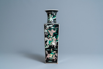 Een vierkante Chinese famille noire vaas met figuratieve panelen, Kangxi merk, 19e eeuw