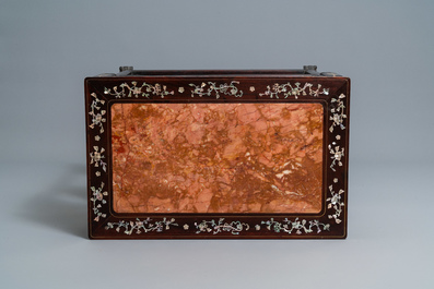 Een Chinese met parelmoer ingelegde houten etag&egrave;re met marmeren bovenblad, 19e eeuw