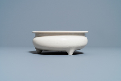 Un br&ucirc;le-parfum tripod en porcelaine blanc de Chine de Dehua &agrave; d&eacute;cor incis&eacute;, Kangxi