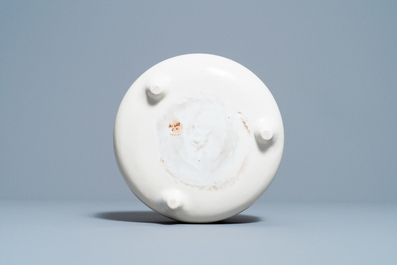 Een Chinese Dehua blanc de Chine driepotige wierookbrander met ingekrast decor, Kangxi