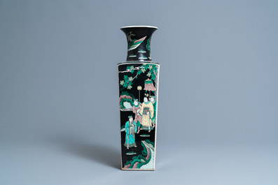 Un vase de forme carr&eacute;e en porcelaine de Chine famille noire, marque de Kangxi, 19&egrave;me