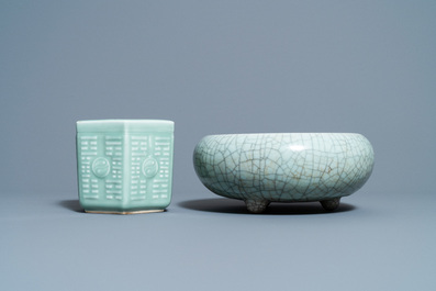 Een Chinese craquel&eacute; wierookbrander en een hexagonale celadon penselenbeker, 19e eeuw